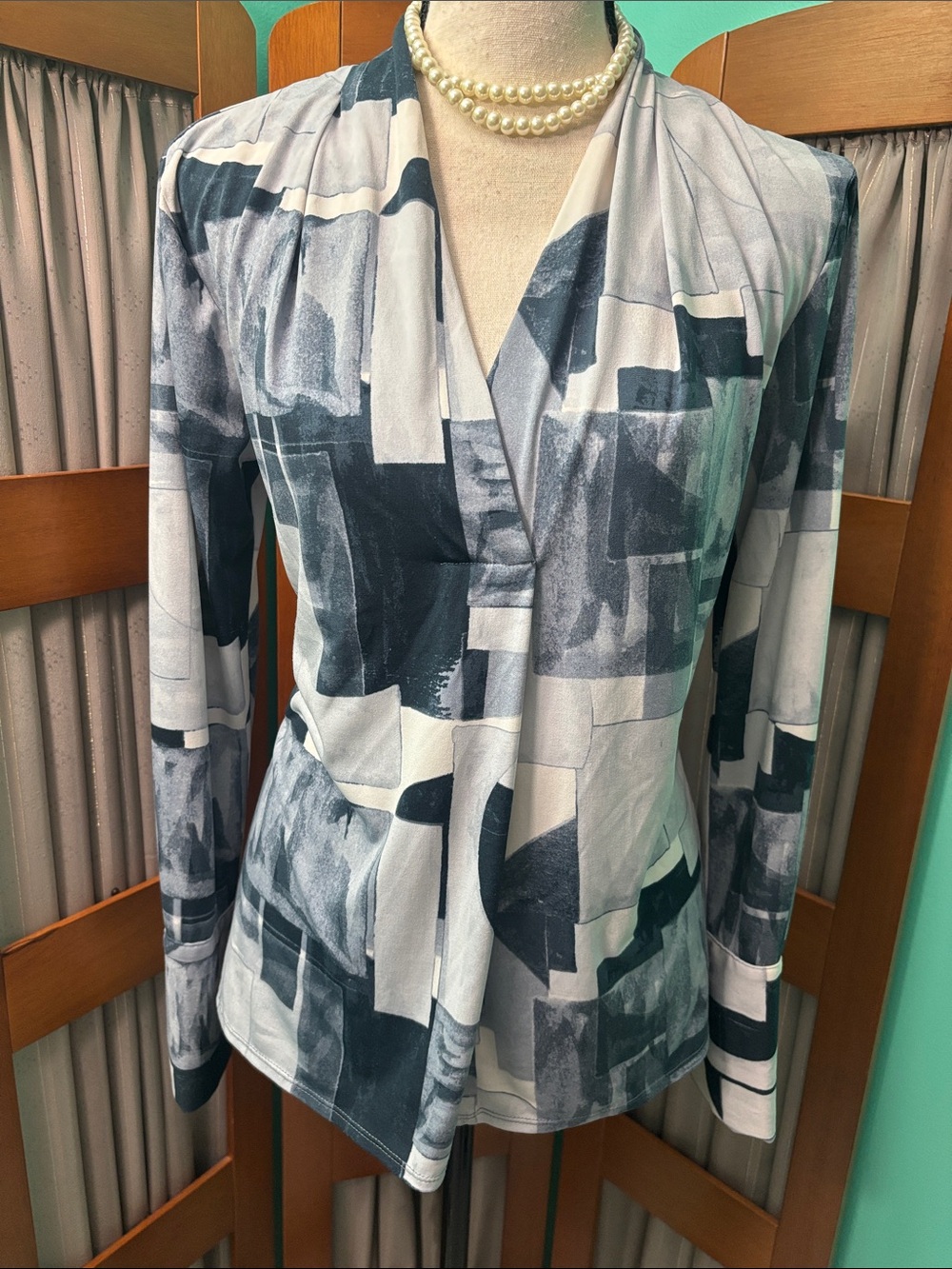 Kenneth Cole white & blue shades Abstract Long-Sleeve V-Neck blouse